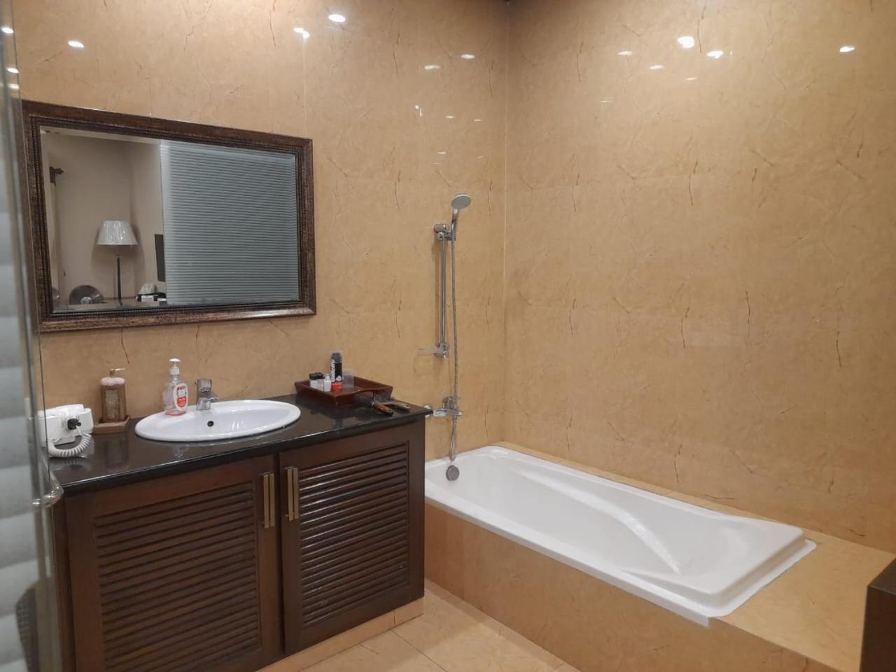 Grand Regent Hotel And Suites ファイサラーバード エクステリア 写真